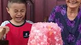 奶奶和孙子一起砸冰块，是不是超级解压的呢？