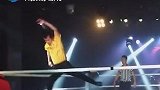 身穿饿了么服装众人把美团小哥推上擂台要较量，小哥怒了暴揍对手