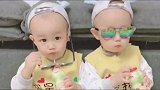 以为是宝宝照镜子呢，结果万万没想到竟然是双胞胎兄弟，厉害了