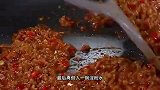 把豆腐放塑料袋里压碎，出锅以后大人孩子都爱吃，真的太香太下饭