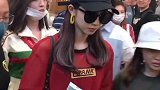 孟美岐吴宣仪同时现身机场，这两个颜值是真抗打网友不说话