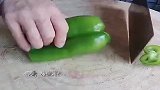 不愧是高薪聘请的大厨，切辣椒都不一样，这刀下去厉害了！