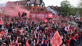 利物浦举行夺冠庆典 无数球迷走上街头 城市化为红色海洋 百度