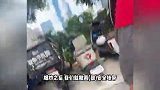 电动车起火，路过外卖小哥把附近车辆移走，3名少年找来灭火器