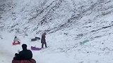 男子玩雪圈项目，不慎撞倒路人，画风突变