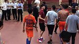 高准翼安慰鲁能老队友 通道叙旧尽显人情味