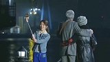 女孩羡慕老人相濡以沫，跑过去合影拍照，结局太搞笑了！