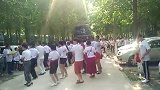 等待时间太久怎么办 权健球迷球场外跳起广场舞