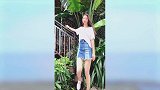 小姐姐都选择白色丝袜出街，让长腿更加白皙有光泽