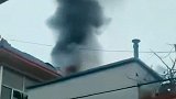 山东寿光一住户燃爆起火致2死 警方：系刑事案件，嫌犯跳楼自杀