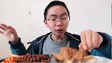 炸鸡蘸蜂蜜芥末酱，小伙子舔手指的样子，让我瞬间没有胃口了