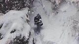 男子脚踩40厘米积雪爬华山