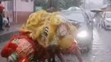 婚礼迎亲遇上大雨，舞狮队员冒雨表演15分钟