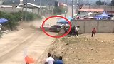墨西哥一赛车失控撞塌水泥墙 围观群众狂奔逃生