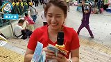 香港新移民大妈在屯门公园热舞诱阿伯打赏