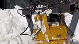 为吸引顾客酒店堆雪人，机械操作制作大雪人