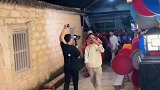伴郎团财神爷装扮来接亲，想知道姐妹们拿什么来应对