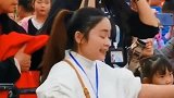 萌娃们在台上演出，老师台下卖力指挥的样子太可爱了！