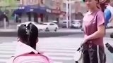 失明女孩独自上学，妈妈每天偷偷护送