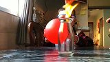 气球放在燃烧的瓶子里，想不到它还能像热气球一样飞起来！
