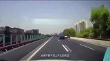 路怒司机跳上对方车顶，一路怒砸天窗，这感觉像在拍电影大片！