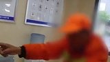 环卫工被狗拌了一下 狗主人：给我的狗三鞠躬道歉