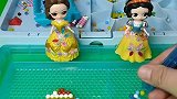贝儿公主和白雪公主比赛做手工，白雪用珠子做了一个小海豚送给白