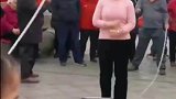 大爷大妈们玩跳绳，本以为是青铜没想到是王者