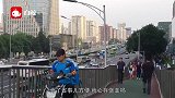 奇葩车主为抄近道，开车窜上过街天桥，网友：逮你没商量