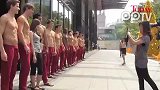 [型男]A&F开张 肌肉男模赤膊上阵