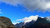 总要去趟稻城亚丁吧，看那蔚蓝的天空，白色的雪山，金黄的草地，