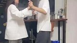 妻子预产期前一天情绪焦虑，这时候老公活泼开朗的好处就来了