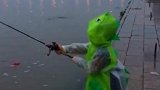 熊孩子也开始学习钓鱼了，终于走上了一条不归路！