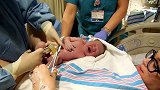 感动！分娩后妈妈自己给宝宝剪脐带，视频记录这奇妙的一刻