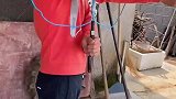 农村小伙自制肩背伞，夏天干活再也不怕晒黑了