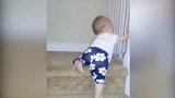 小宝上楼梯，腿还没有台阶高，笑死我了！