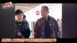 蒋大为携妻子久违现身，头顶谢广坤同款发型，72岁仍精神矍铄