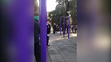 脚下生根！老大爷把单杠玩出花 没点绝活都不意思逛公园