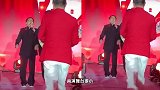 成龙罕见跑小商演捞金，舞台设施简陋，现场毫无秩序乱成一团
