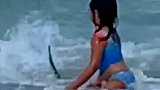 夏威夷：六岁女孩在玩水时身后出现鲨鱼，距离超近场面吓人