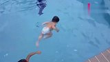 一岁宝宝游泳好厉害，仰游翻身游一个不落下，真是自愧不如啊
