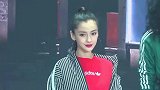 Baby带儿子迪士尼游玩挡脸防偷拍小海绵扮蜘蛛侠超萌
