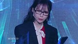 沈梦辰与妈妈同坐草地相互依偎 晒背影照温馨十足