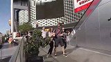 街头树人恶作剧，假扮草人故意吓路人，真是太坏了