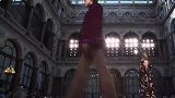 巴黎时装周走秀，模特儿曲线优美的身材，清新脱俗很吸引人