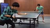 你在玩一种很新的乒乓球