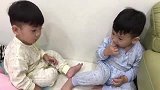 双胞胎哥哥：弟弟呀，哥让不要吃手你咋就不听呢，你可真气死我了