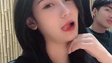 我发现后面那个小哥哥笑着好好看哦
