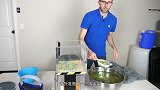 作死小伙把金属钠丢入钢管中，结果会发生什么？