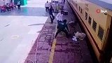 印度：一警察反应敏捷救下从火车上摔下的老人